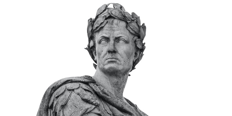 Una estatua retrata a Julio César con una corona de laurel.