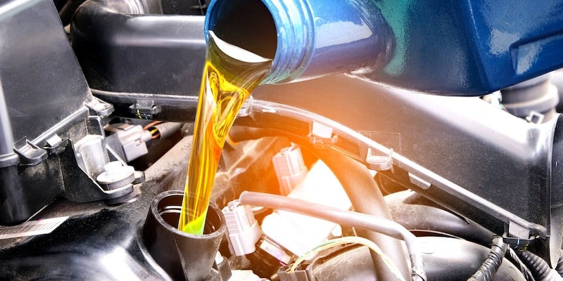 Un aceite se introduce en el motor de un automóvil.