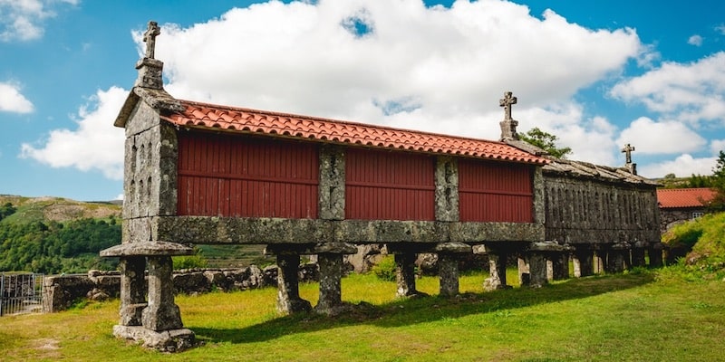 Un antiguo almacén portugués se utilizaba para guardar y proteger granos después de la cosecha.