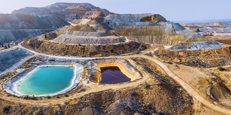 Una mina de cobre ha modificado las montañas y el suelo.