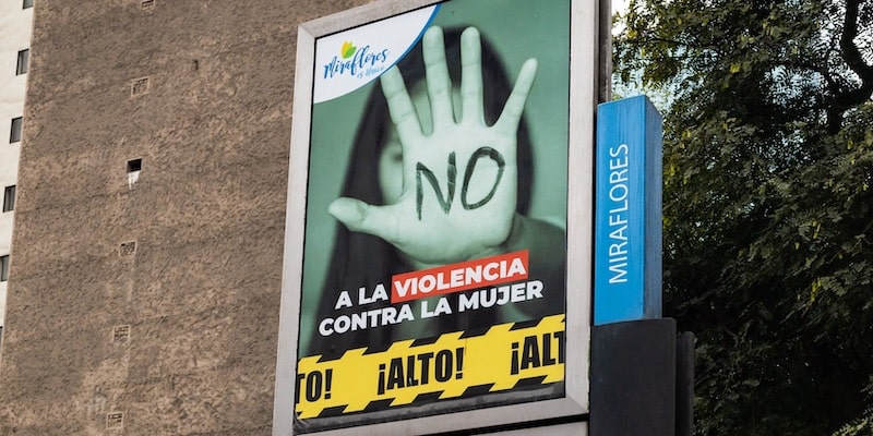 Un cartel busca concientizar sobre la violencia contra las mujeres.