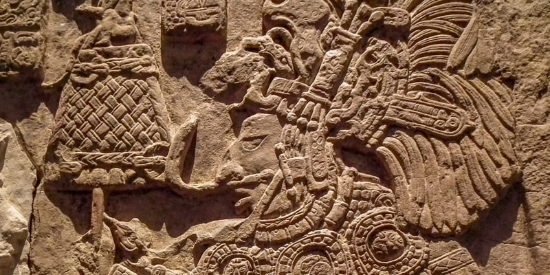 Un relieve tallado en piedra muestra historias de la mitología azteca.