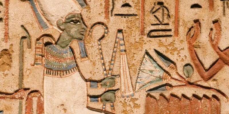 Osiris suele representarse con la piel verde o negra.