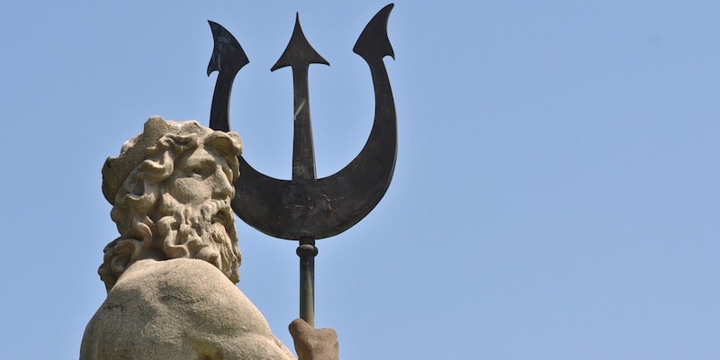 El dios Poseidón suele ser representado con su tridente.