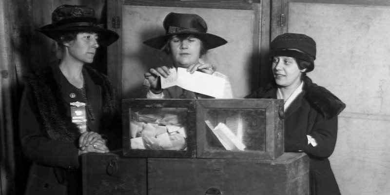 Un grupo de mujeres participa del sufragio a principios del siglo veinte.