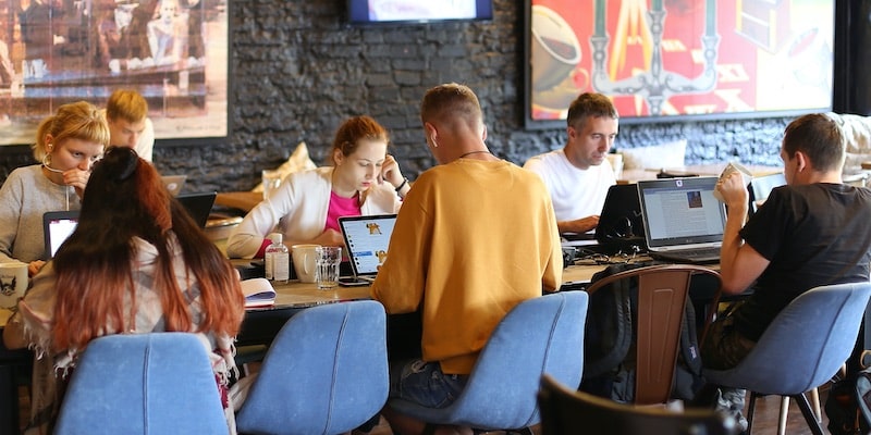 En una cafetería los clientes utilizan ordenadores.
