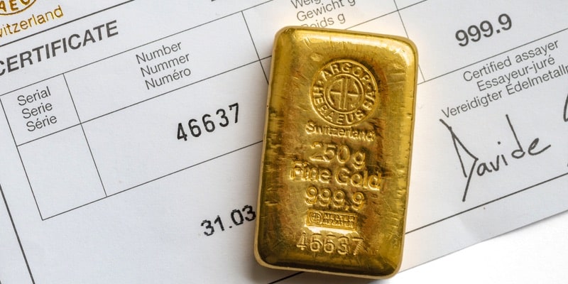 Un lingote de oro indica su peso y cuenta con su certificado.