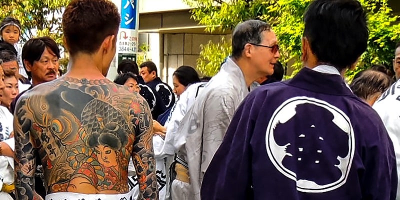 Integrantes de la pandilla de la yakuza japonesa muestra sus tatuajes en el festival Sanja Matsuri.
