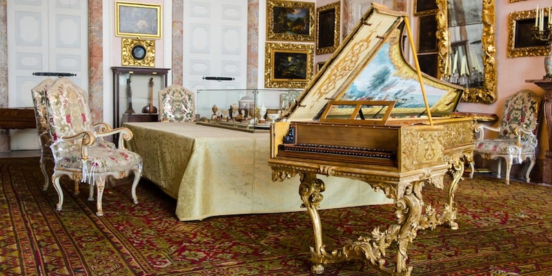 Un clavicordio está ricamente decorado en el Palacio Borromeo.