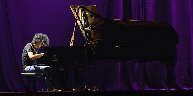 El músico Giovanni Allevi toca el piano en un concierto.
