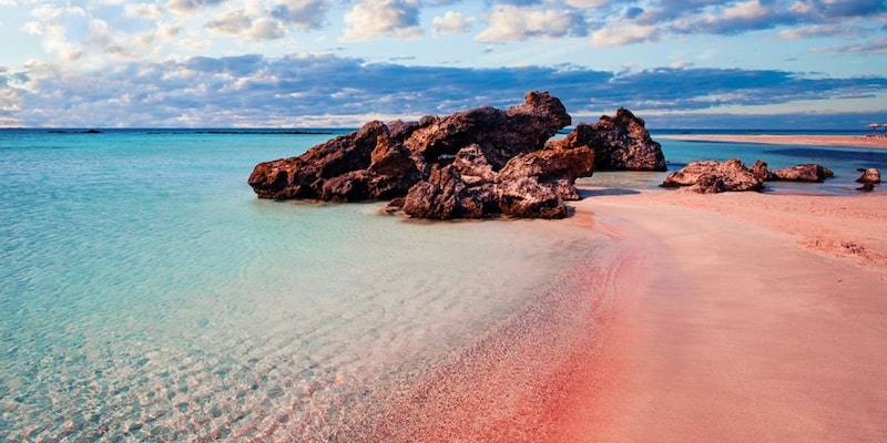 La arena es rosada en la playa Elafonissi.
