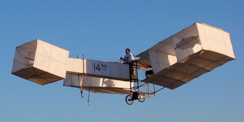 Una réplica del avión 14 bis, creado por Alberto Santos Dumont, puede realizar vuelos.