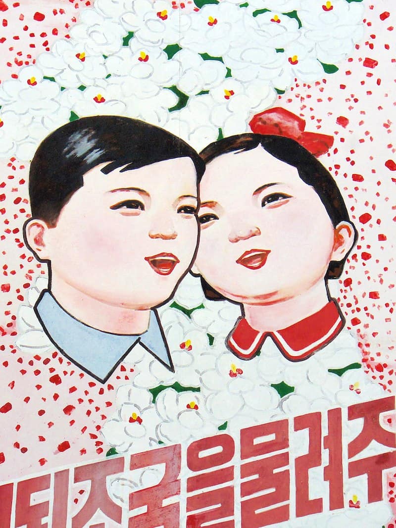 Una ilustración muestra a dos niños felices rodeados de flores.