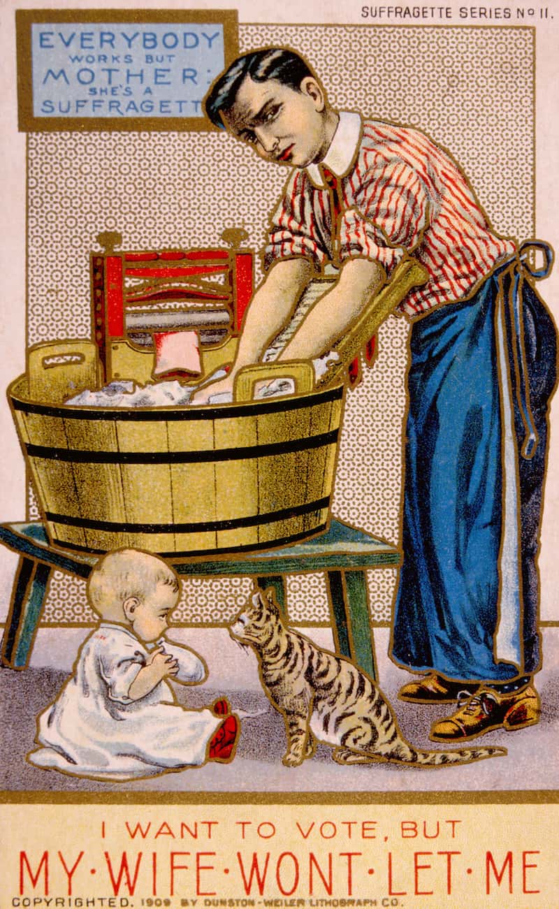 Una ilustración muestra a un hombre infeliz con la tarea de lavar la ropa y cuidar a su hijo.