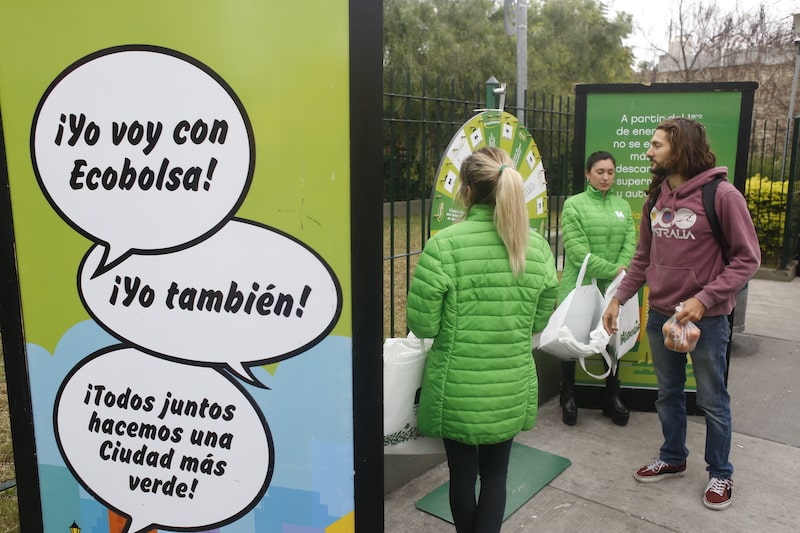 Los carteles instan a los ciudadanos a reemplazar las bolsas de un solo uso por otras reutilizables.