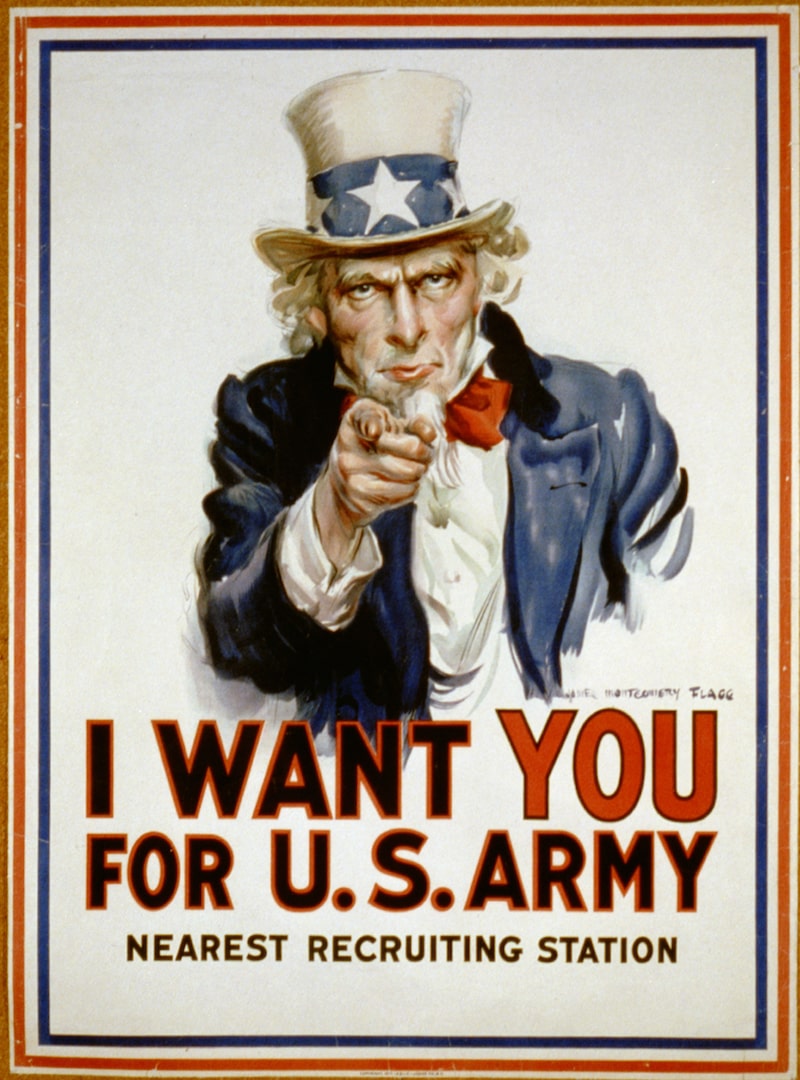 Un poster muestra al Tío Sam apuntando al lector, invitándolo a unirse al ejército.