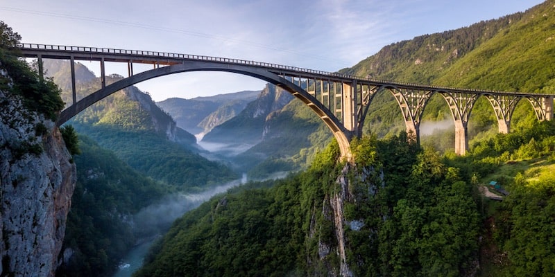 El paisaje es modificado por el ser humano a través de un puente que facilita el transporte.