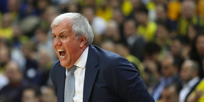 Un entrenador expresa su rabia durante un juego de basketball.