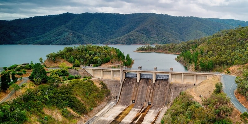 Una presa hidroeléctrica crea un embalse y modifica el ambiente.