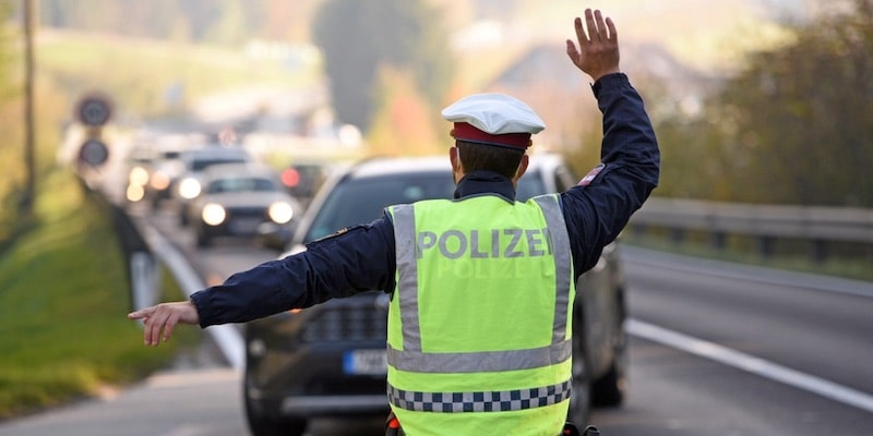 Un policía cumple un rol específico al dirigir el tránsito vehicular.