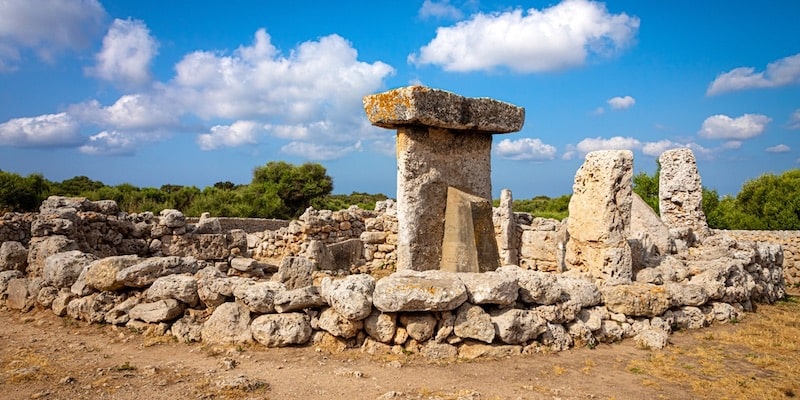 El asentamiento neolítico de Taula aun puede visitarse en Menorca.