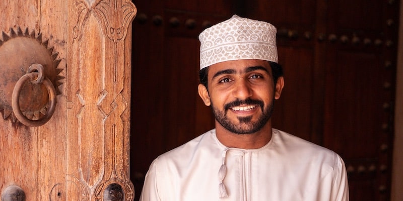 Un hombre de Omán sonríe con sencillez.
