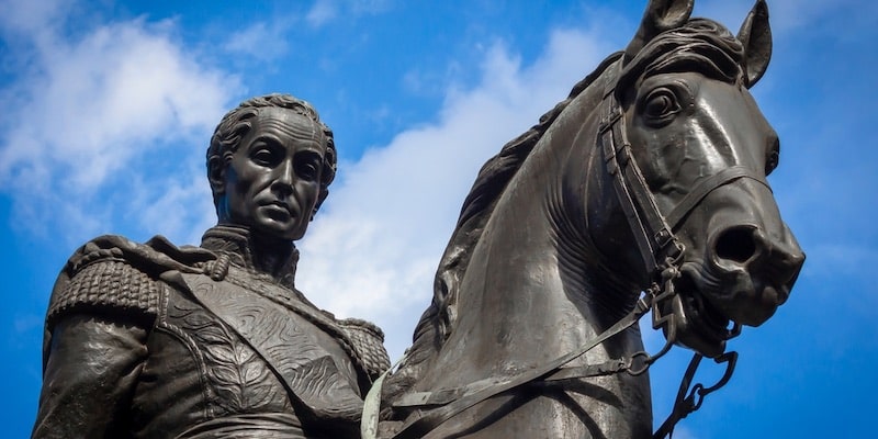 Simón Bolívar es recordado en una estatua ecuestre en la ciudad de Medellín.