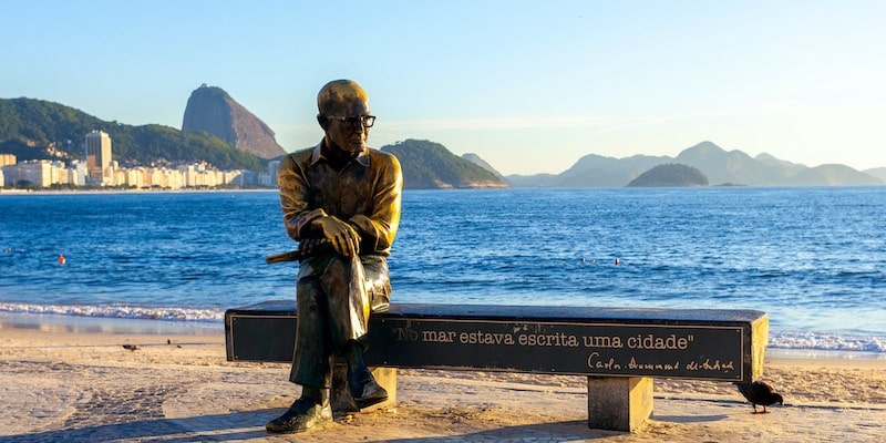 Una estatua del poeta Carlos Drummond de Andrade en la playa de Río de Janeiro.