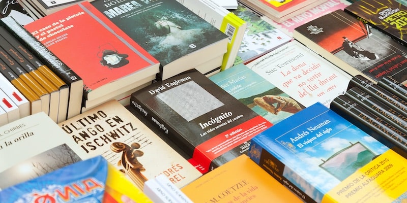 Una librería exhibe diferentes tipos de libros en una mesa de novedades.