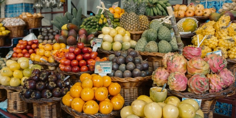En un mercado hay abundancia de frutas exóticas.