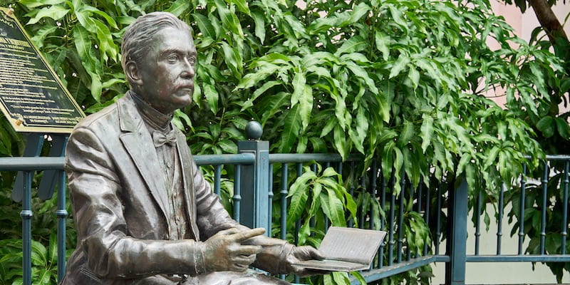 Una estatua del poeta Numa Pompilio Llona se encuentra en la calle que lleva su nombre en Quito.