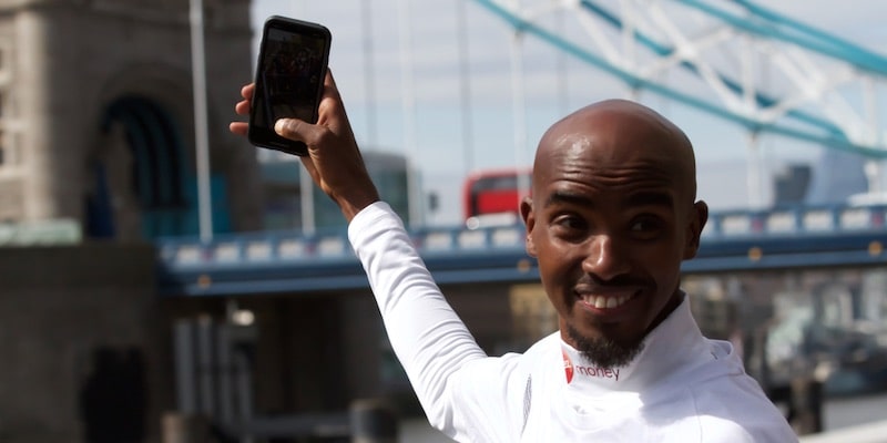 El maratonista Mo Farah se toma una foto en Londres.