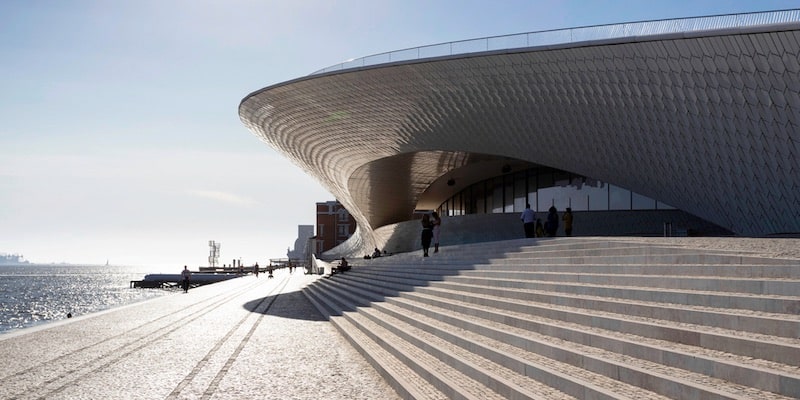 El museo de arte de Lisboa utiliza una arquitectura de losa y concreto.