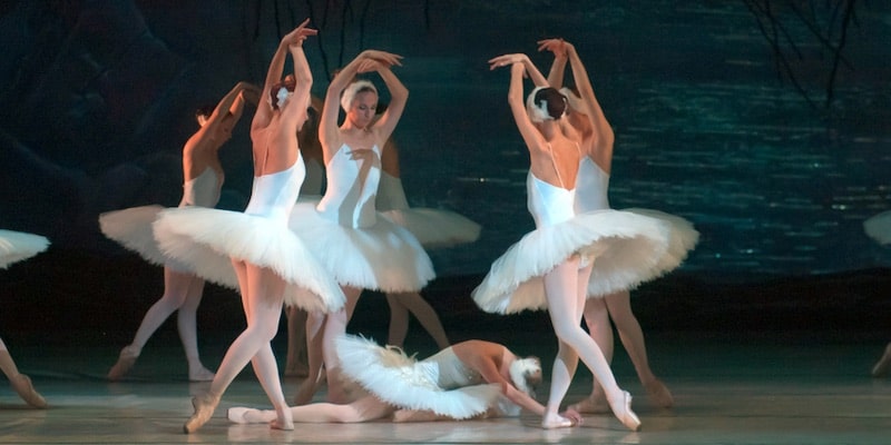 El ballet El lago de los cisnes es presentado en el teatro Dnepropetrovsk.