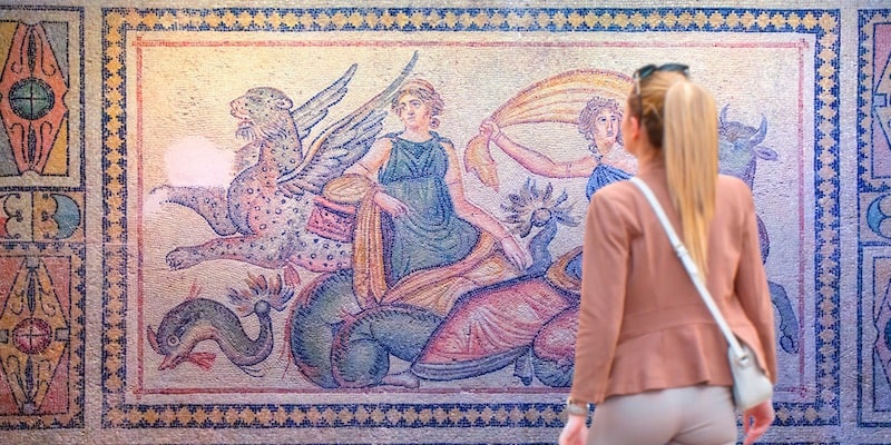 Un antiguo mosaico se exhibe en un museo en Turquía.