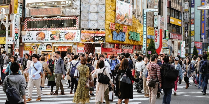 La gente pasea por las calles de Tokio.