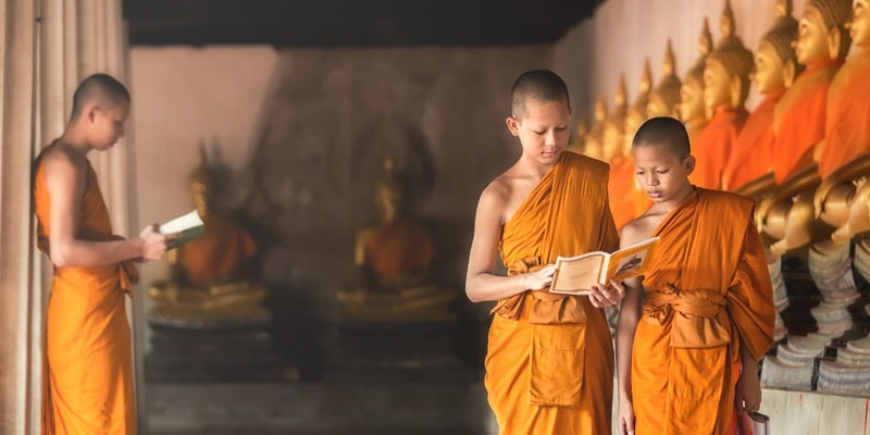 Dos aprendices budistas estudian en un templo.