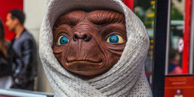Una escultura reproduce al extraterrestre de la película E.T.