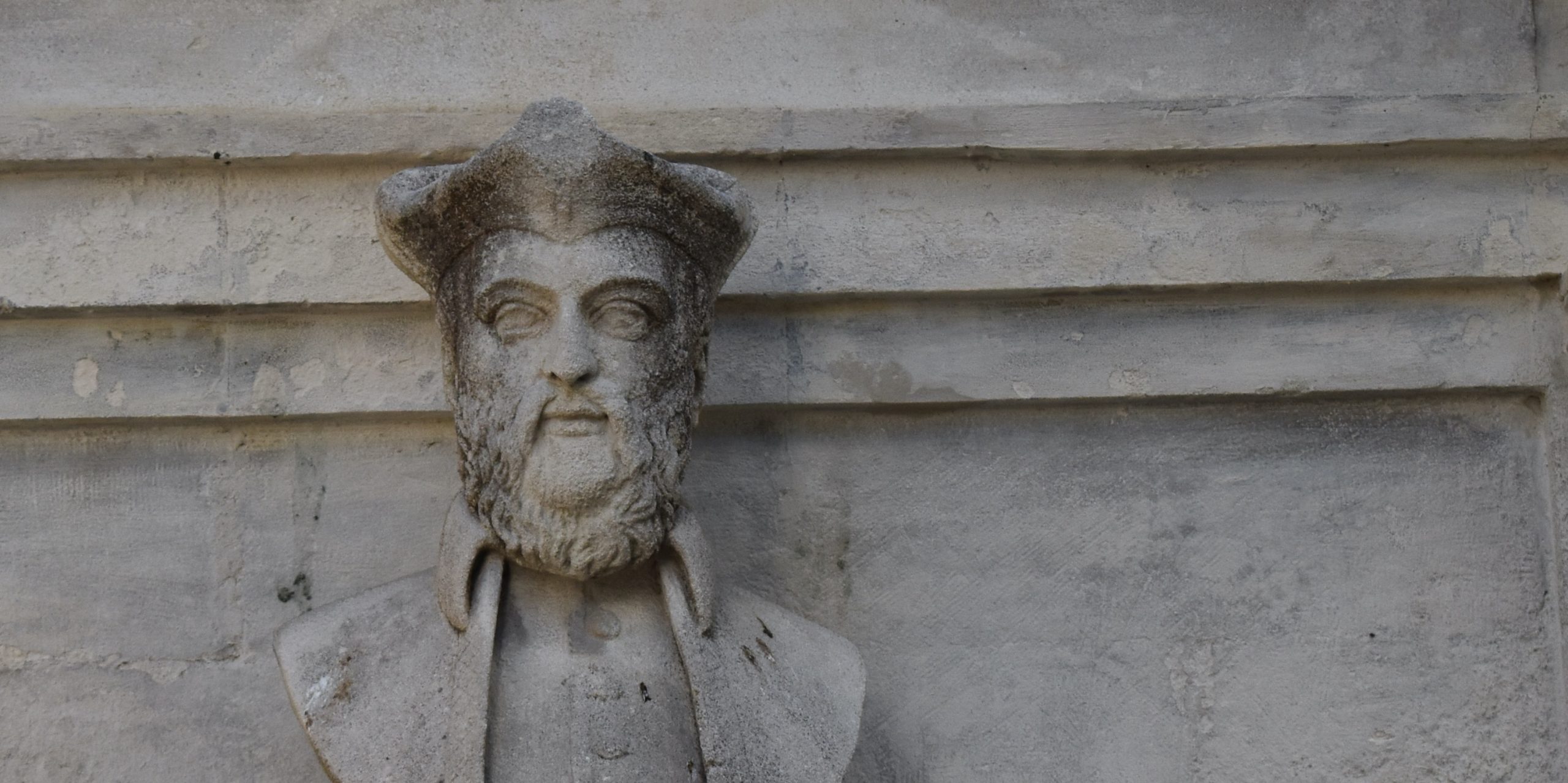 Estatua de Nostradamus en piedra
