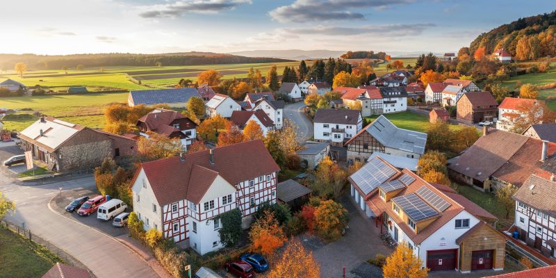 Pueblo en otoño al atardecer.