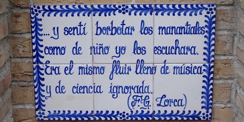 En una pared se lee un fragmento de un poema de Federico García Lorca.