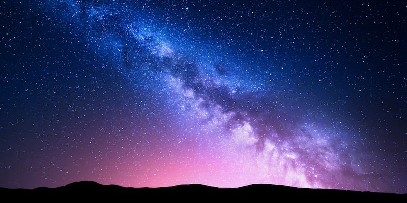 En el cielo nocturno, nuestra galaxia dibuja una línea de estrellas.