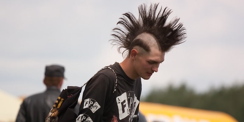 Un joven punk asiste a un festival de rock.