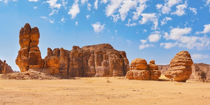 Las formaciones rocosas sobresalen en el desierto árabe.