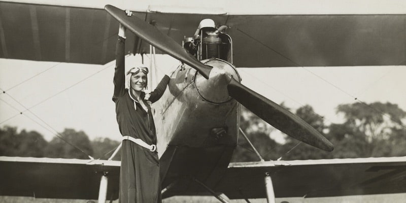 Amelia Earhart fue la primera aviadora en volar sola a través del océano.