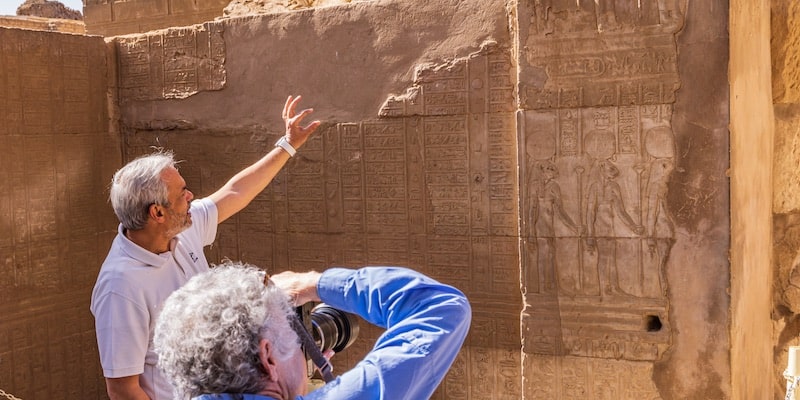 Un especialista en humanidades explica los jeroglíficos del templo Kom Ombo, en Egipto.