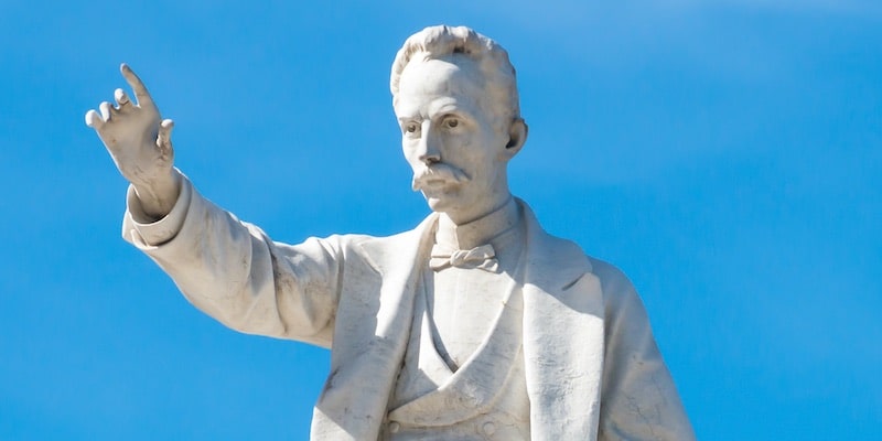 Un monumento recuerda al intelectual José Martí en el Parque Central de La Habana.