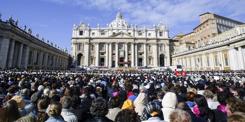 Una multitud se reúne en la Plaza de San Pedro en el Vaticano.