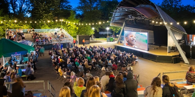 La audiencia observa una película al aire libre en un festival de cine en Ámsterdam.