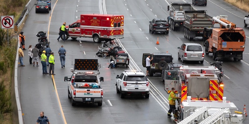 Un accidente en una autopista requiere la atención de la policía y de ambulancias.